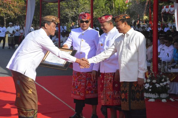 Sekretariat DPRD Bali Terima Penghargaan Adhyasta Prajaniti 2024
