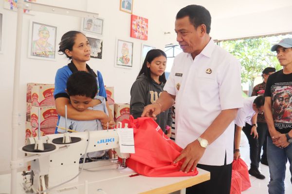 Serahkan Bantuan