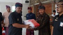 Pj Bupati Lihadnyana Sebar Puluhan Ribu Bendera Merah Putih Sebar Puluhan Ribu Bendera Merah Putih