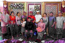 Perkuat Kedekatan dengan Masyarakat, Bupati Tabanan Hadiri Pernikahan Warga dan Serahkan Program Semara Ratih Program Semara Ratih