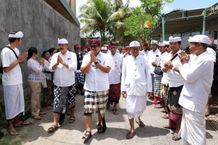 Bupati Sanjaya Apresiasi Yadnya Yang Digelar Masyarakat Desa Tegalmengkeb dan Desa Bongan Yadnya