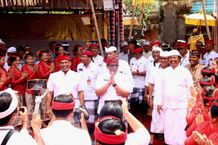 Hadiri Persembahyangan Secara Roadshow, Bupati Sanjaya Apresiasi Karya yang Digelar Masyarakat di 5 Desa 5 Desa