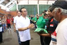 Apresiasi Kelompok Swakelola Sampah Denpasar, Wali Kota Jaya Negara Serahkan 1.428 Paket Sembako sembako