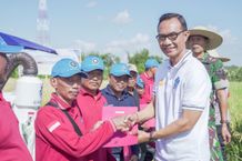 Mengatasi Kelangkaan Buruh Panen, Petani Kabupaten Badung Mulai Gunakan Mesin Panen Padi Modern Combine Harvester Panen