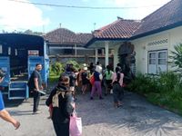 Satpol PP Amankan Warga di Pantai Kuta, Dinsos Badung Serahkan Puluhan Anak dan Orang Tua ke Dinsos Karangasem Warga