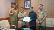 Dukung Optimalisasi Penanganan Sampah, Pemkot Denpasar Serahkan 43 Unit Motor Cikar Penanganan Sampah
