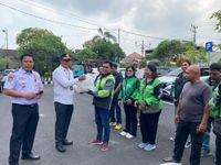 Peringati Harhubnas, Dishub Denpasar Bersinergi Dengan Gojek Bagikan 200 Paket Sembako Kepada Driver Gojek paket sembako