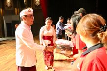 Wali Kota Jaya Negara Serahkan Seragam Dinas Kepada 412 Jumantik Se-Kota Denpasar Jumantik