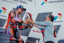 Presiden Joko Widodo Serahkan Trophy kepada Jorge Martin Jokowi Serahkah Piala