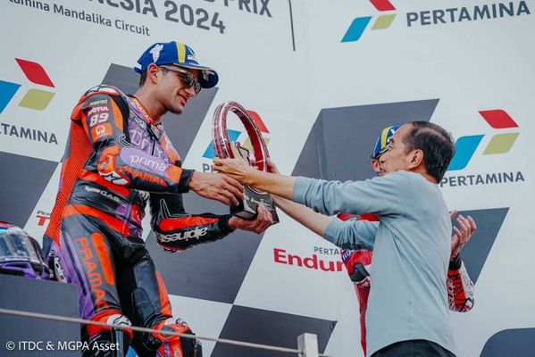Jokowi Serahkah Piala _BpN Jokowi Serahkah Piala