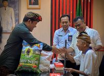 Bupati Sedana Arta Serahkan Bantuan Paket Sembako Kepada Lansia Terlantar di Kabupaten Bangli Bantuan Paket Sembako