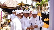 Lakukan Prosesi Mendem Pedagingan, Wawali Arya Wibawa Hadiri Upacara Melaspas Pura Dalem Padangsambian Kelod Mendem Pedagingan