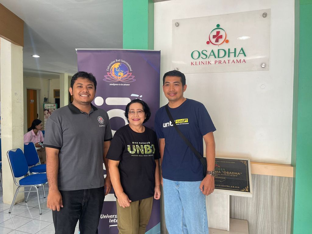 Sekretaris Yayasan Anugerah Husada Bali Indonesia Made Nursari(tengah) bersama Ketua LP2M Putu Prisa Jaya dan Ketua Dies Natalis ke-9 UNBI, Putu Yudistira Budi Setiawan(kiri)