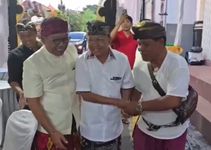 Hadiri Metatah di Kuta, Wayan Koster Disambut Senyum Ceria kOSTER KUNDANGDAN