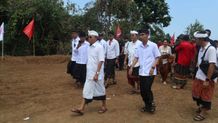 500 Warga Rela Panas-Panasan Jumpa Koster-Giri dan Joss 24, Wayan Koster: Kami akan Bangun Wantilan Desa Koster Buleleng
