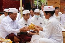 Sekda Alit Wiradana Hadiri Pujawali Pura Dalem Bugbugan Ulun Danu Oongan Oongan