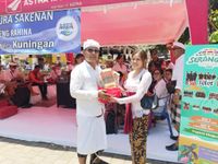 Hari Raya Kuningan Astra Motor Bali Bagikan Dupa di Pura Sakenan Pesandekan