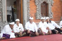 Sekda Alit Wiradana Hadiri Upacara Ngeratep Karya di Banjar Tampak Gangsul Tampakgangsul
