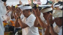 Pjs Bupati Jembrana Ngaturang Sembah Bakti Pujawali Pura Dang Kahyangan Gede Perancak Bakti Pujawali