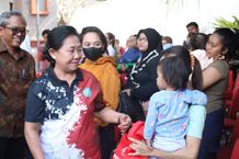 TP PKK Kota Denpasar Serahkan Ratusan Paket Bantuan PMT di Kecamatan Denpasar Utara dan Denpasar Barat Bantuan PMT