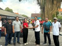 Peringati HUT Ke-13 Forum Pengelola Pasar Desa, Tebar 20 Ribu Benih Ikan dan Serahkan Sembako Kepada Pedagang Lansia HUT ke-13 FPPD Denpasar