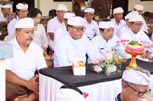 Sekda Alit Wiradana Hadiri Karya Pengratep dan Padudusan Alit Pura Bhagawan Penyarikan Banjar Kertha Petasikan Desa Sidakarya Pengeratep Karya Pura Bhagawan Penyarikan