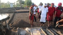Wayan Koster Temui Petani Arak dan Garam Tradisional Petani Arak dan Garam Tradisional