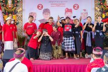 Warga Berkebutuhan Khusus Selalu di Hati Koster-Giri, Dibantu dan Diajak Joget Bersama saat Kampanye Terbuka Kampanye Terbuka