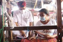 Berkat Wayan Koster, Industri Tenun Bali Kian Bergeliat Industri Tenun Bali