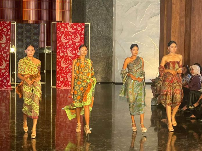 InJourney Hospitality Rayakan Hari Batik Nasional 2024 dengan Fashion Show Eksklusif Bersama Iwan Tirta Private Collection 
