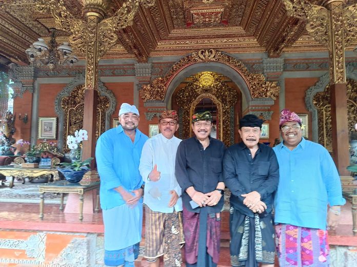 Paslon Mulia-PAS Diterima Hangat di Puri Saren Agung Ubud, Memohon Doa Restu untuk Pilkada 2024.