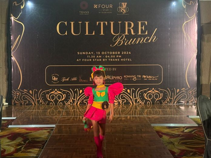 Fashion Show Batik ‘Cultural Lunch’ di Four Star By Trans Hotel.