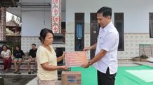 Pjs Bupati Sukra Negara Serahkan Santunan Duka Cita Korban Tertimpa Pohon Perindang di Mendoyo Mendoyo
