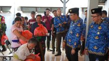 HUT Ke-53 Korpri, Sekda Suyasa Serahkan 40 Paket Sembako kepada Lansia di Desa Sambangan Korpri Buleleng