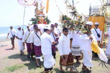 Rangkaian Mapepada Karya Pura Agung Jagatnatha Denpasar Melasti