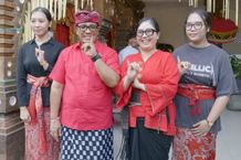 Bupati Sanjaya Nyoblos di TPS 05 Banjar Dauh Pala Tabanan Pilkada Tabanan