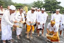 Akhiri Rangkaian Karya di Pura Agung Jagatnatha Denpasar, Wali Kota Jaya Negara Ikuti Prosesi Nyegara Gunung Pura Goa Lawah