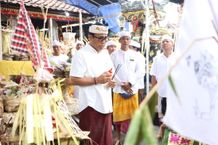 Wali Kota Jaya Negara Hadiri Upacara Ngingsah Lan Mecaru Serangkaian Karya di Pura Paibon Nyanggelan Desa Adat Serangan Serangan