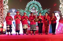 Bupati Sanjaya Bersama Ny. Rai Wahyuni Sanjaya Bangga dan Apresiasi Karya Seni Wanita Tabanan di HUT ke-531 Kota Singasana Singasana