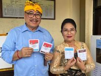 Nyoblos di TPS 3 Desa Banyuatis, Sugawa Korry Optimis Menang Nyoman Sugawa Korry