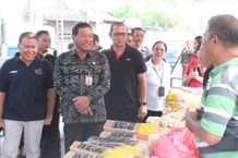 Sekda Alit Wiradana Tinjau Bazar Pangan Banjar Tegal Kawan Pemecutan Klod dan Serahkan 50 Paket Bantuan Stunting Kepada Warga Bazar Pangan