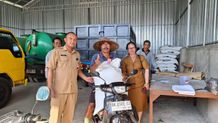 Kendalikan Dampak Inflasi, Kelurahan Sesetan Serahkan Bantuan Bibit dan Pakan Babi Bantuan Bibit dan Pakan Babi