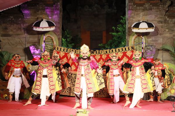 Garapan Topeng Kolosal