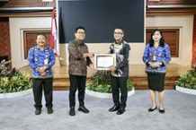 Wawali Arya Wibawa Serahkan Penghargaan Denpasar CSR Tahun 2024 Kepada Perusahaan, BUMN, dan BUMD Penghargaan DCSR
