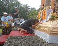 Mulyadi-Ardika Sembahyang dan Tabur Bunga di TPB Margarana Mulyadi-Ardika