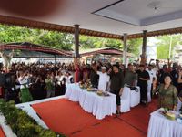 Ribuan Warga Gilimanuk “Memanggil” Wayan Koster Pasca Berhasil Perjuangkan 458 Lahan SHM di Sumberklampok Wayan Koster