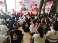 Warga Sorga Lokapaksa Puji Kerendahan Hati Koster, Rela Lesehan dan Dengarkan Aspirasi Krama Kampanye