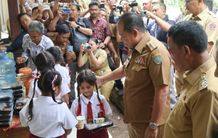 Pemprov Bali Gelar Uji Coba Program Makan Bergizi Gratis di Buleleng, Pj Gubernur Mahendra Jaya Apresiasi Keterlibatan TP PKK Desa Program Makan Bergizi Gratis