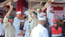 Koster Digendong dan Diarak Umat Hindu dan Muslim, Warga Sumberklampok: Seng Koster seng Coblos Koster
