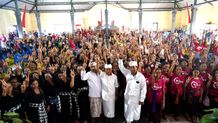 Ribuan “Emak-emak” Dukung Koster-Giri, Rebutan Selfie dan Foto di Desa Patas dan Musi Buleleng Koster Giri